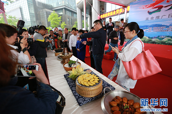 市民争相围观千岛湖十大名菜。新华网 祝立铭摄