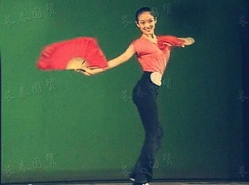 章子怡15岁时参加舞蹈比赛曝光 肢体婀娜
