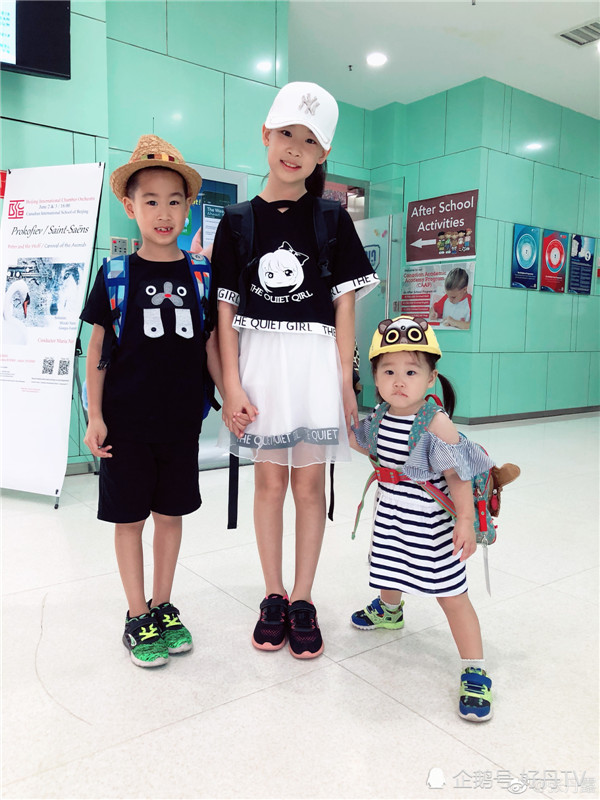 张丹露陪三个孩子过六一,赵文卓家豪宅曝光了