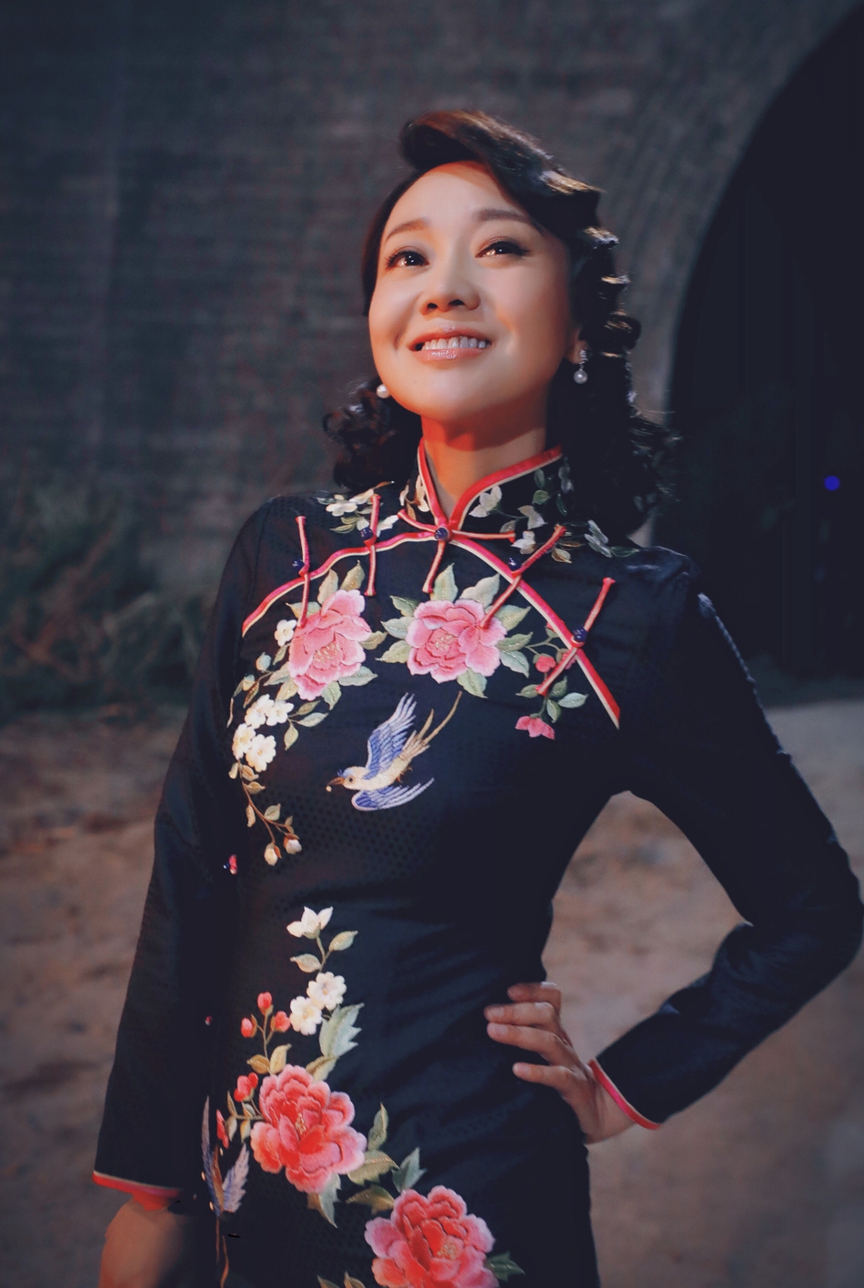 47岁闫妮穿大花旗袍 身姿窈窕尽展熟女风情