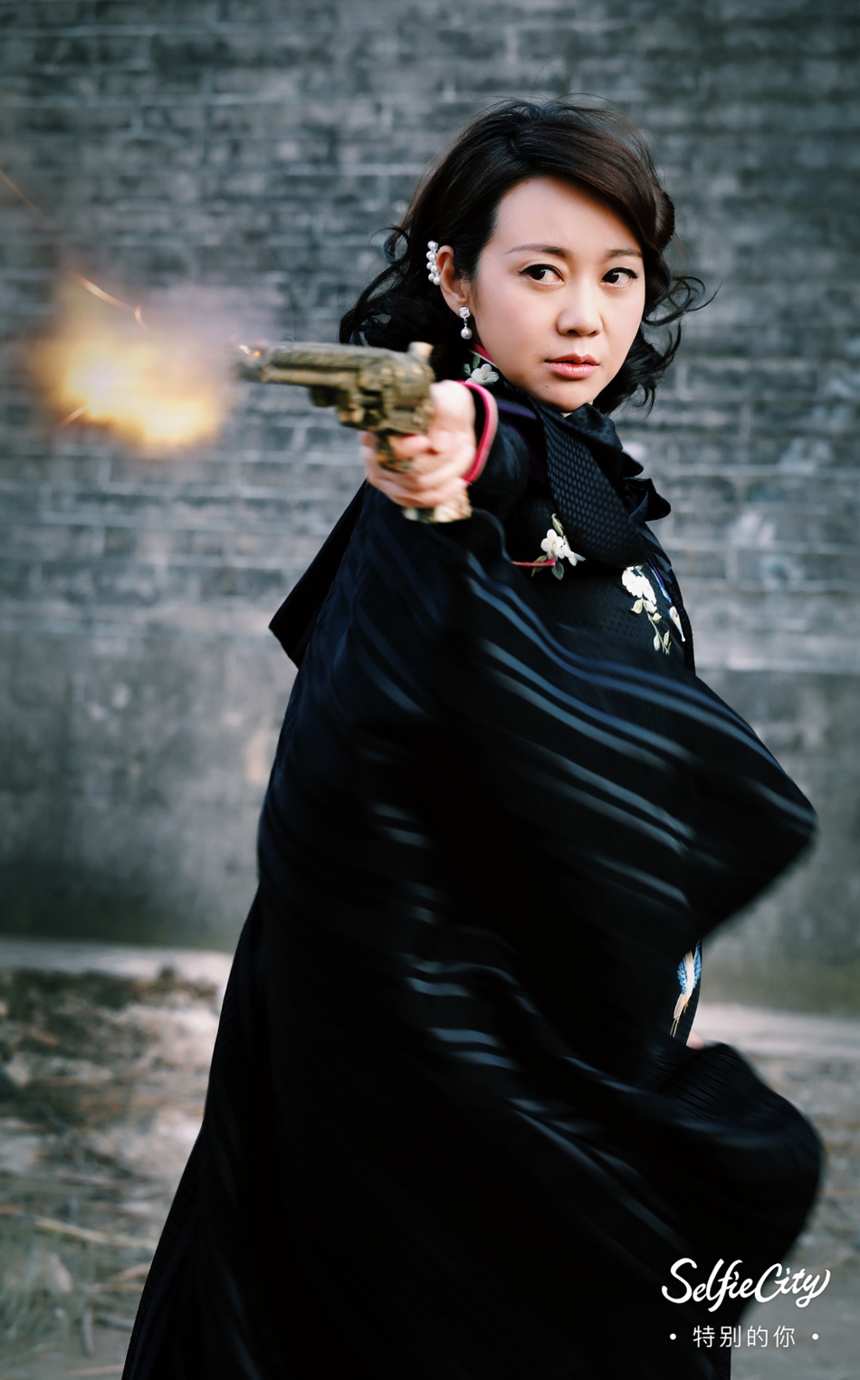 47岁闫妮穿大花旗袍 身姿窈窕尽展熟女风情