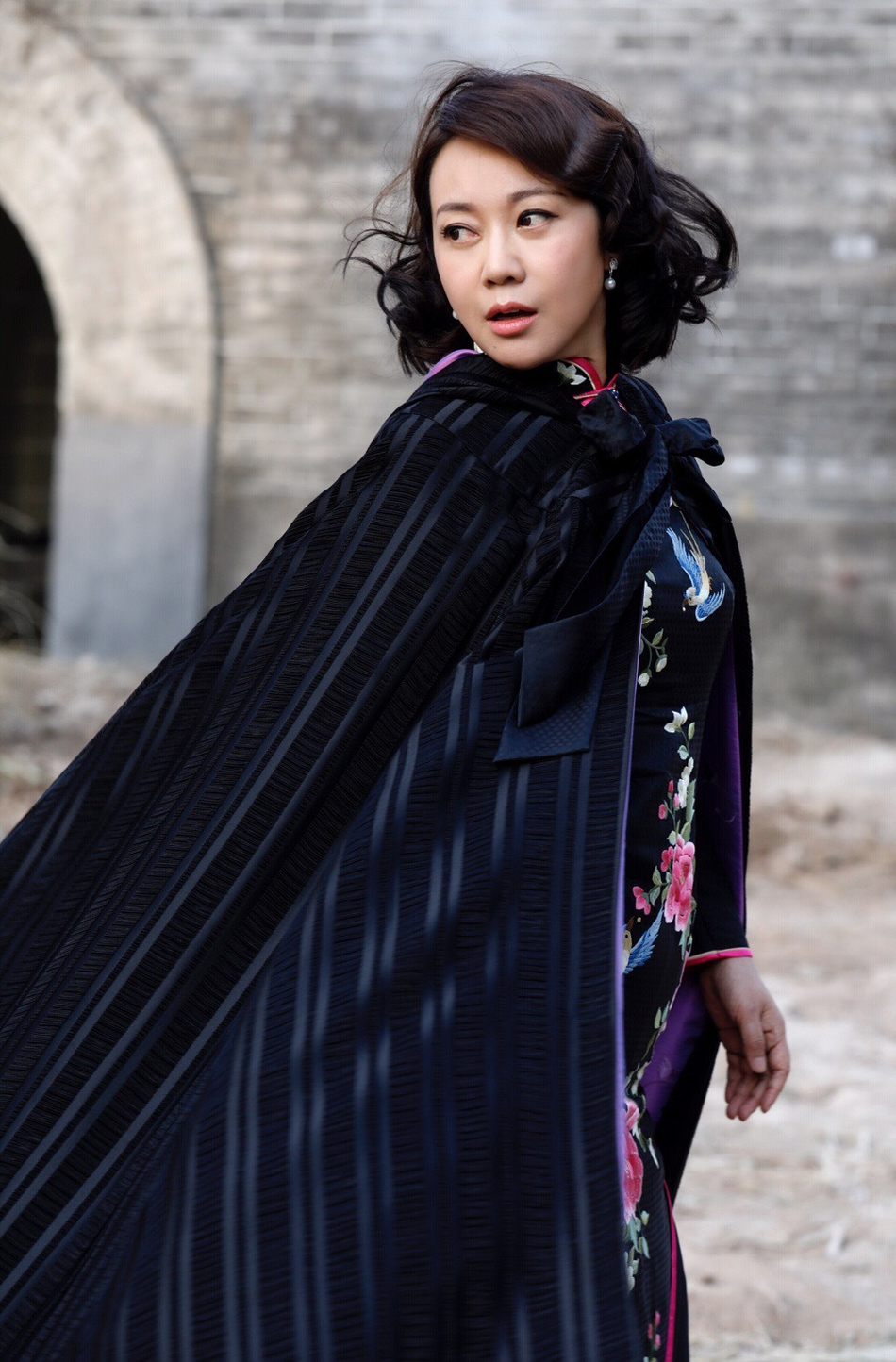 47岁闫妮穿大花旗袍 身姿窈窕尽展熟女风情