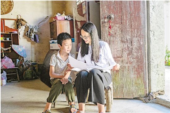华南农业大学的大学生，在给金陵村的孩子辅导作业。鲍永红摄
