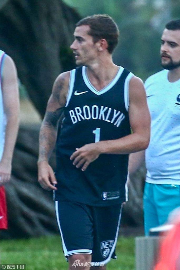 格列兹曼迈阿密度假 穿篮网1号球衣打球