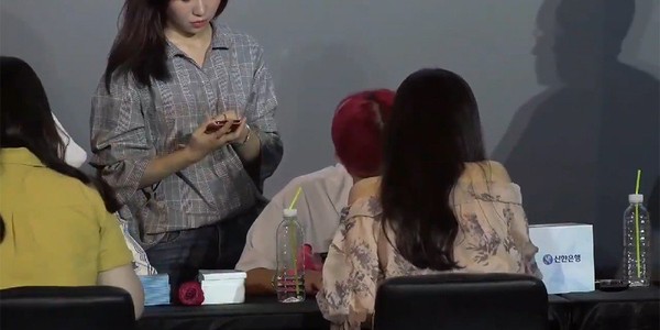 WannaOne经纪人偷看粉丝手机