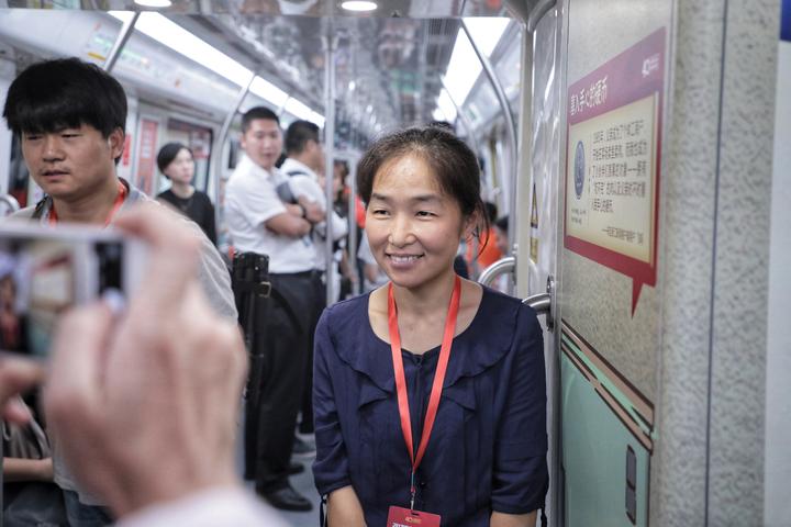 浙江新闻客户端用户张美玉和自己在地铁专列上的故事合影.jpg