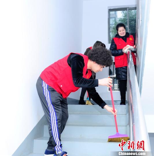 不同的肤色相同的“雷锋精神 ” 包海霞 摄