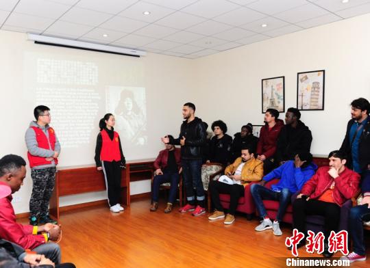 多国留学生常州“学雷锋”：不同的肤色相同的心愿