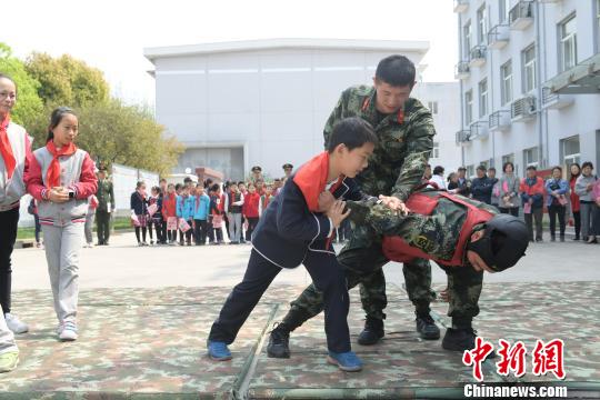 小男孩学习格斗技巧。　刘威 摄