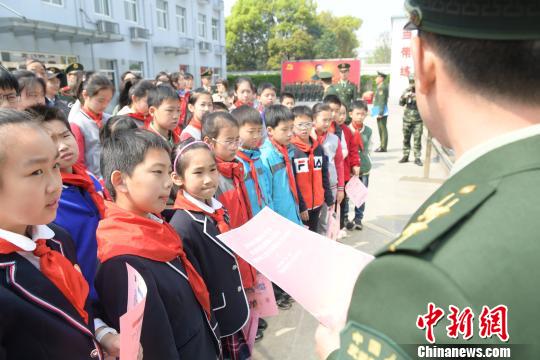 上海小学生进军营接受国防教育：格斗术最受欢迎