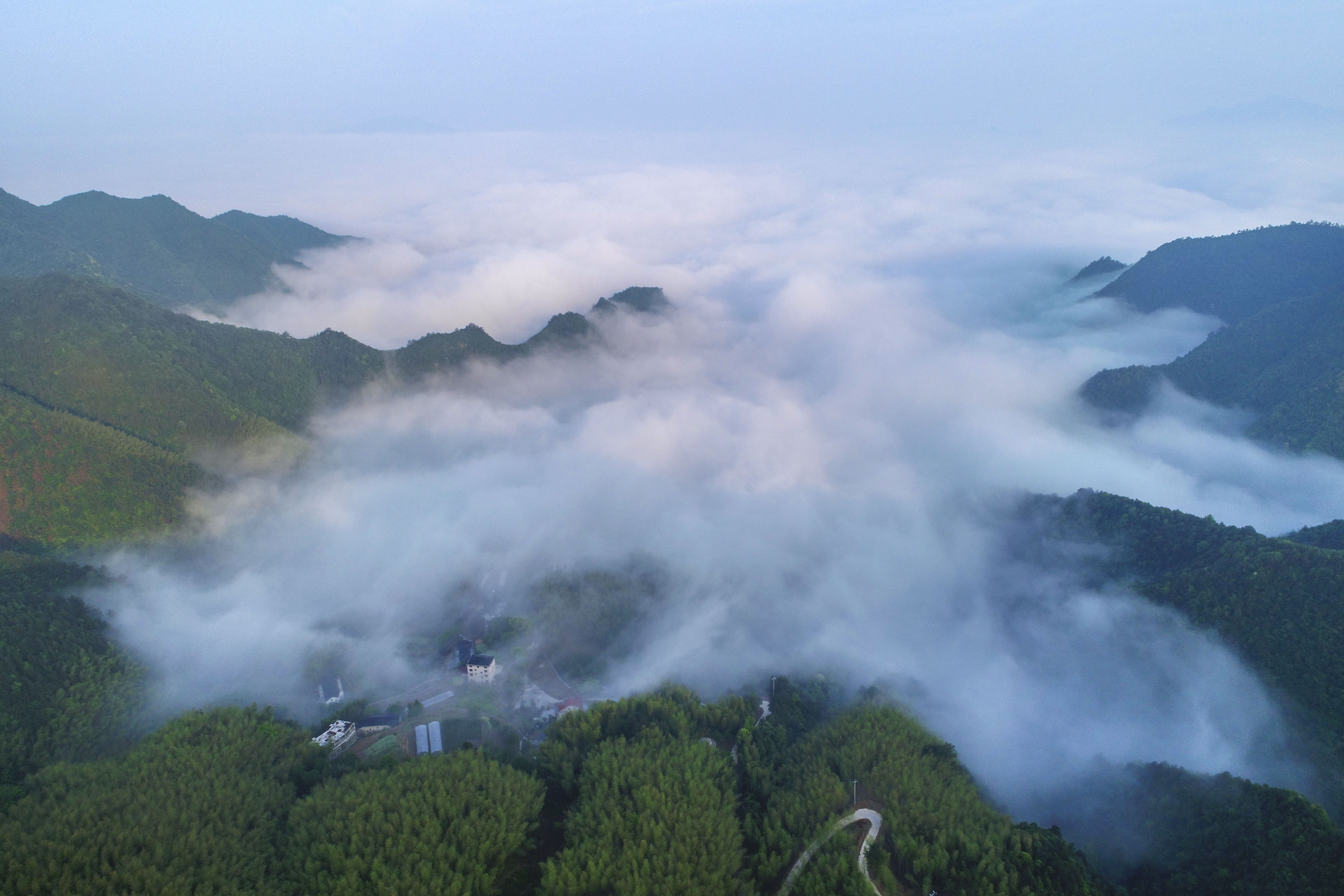 云雾缭绕黄岗山_新华社