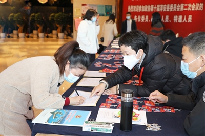 荷兰极右翼政党领导人参加竞选活动时遭酒瓶袭击