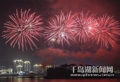 湖上烟花盛宴 十万市民共享