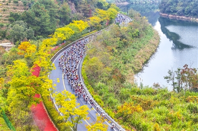 环湖骑行赛 尽览好景色我国杭州第十七届环千岛湖公路自行车赛举办