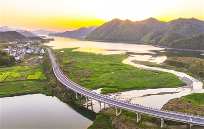 游湖畔湿地 享生态之美