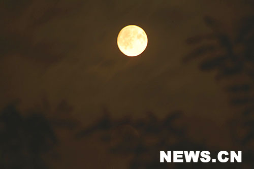这是9月25日中秋节晚上在北京拍摄的圆月。新华网 文涛 摄