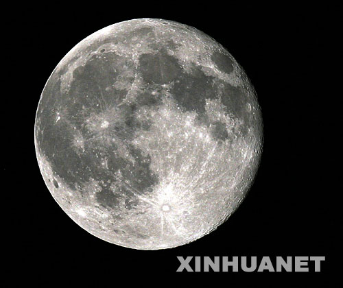 这是9月27日晚在上海拍摄的圆月。据天文学家介绍，2007年中秋节出现了比较少见的“十五的月亮十七圆”现象，月亮最圆时出现在农历八月十七日凌晨3时45分。上一次“十五的月亮十七圆”现象发生在2000年，而下一次则预计要等到2016年。新华社记者 凡军 摄