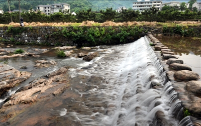 茂畈村不断加大河道保洁力度