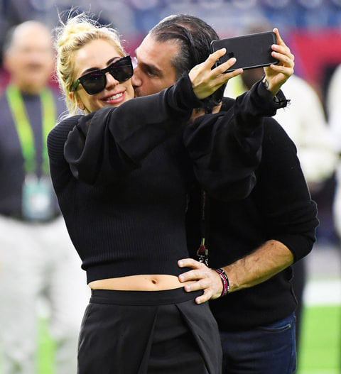 凹造型的gaga 85e529cc-076d-44ed-bc34-3a7affff7adc.jpg