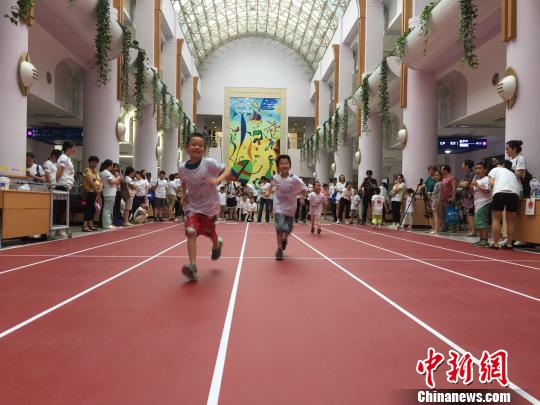 活动现场，数十位哮喘患儿和家长们共同参与了夹球跑、运动耐力测试、亲子定点投篮和贴大饼游戏等项目。　夏琳 摄