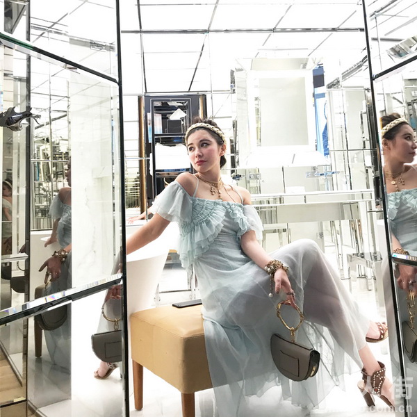 拥有吊带连衣裙的夏天,性感到起飞