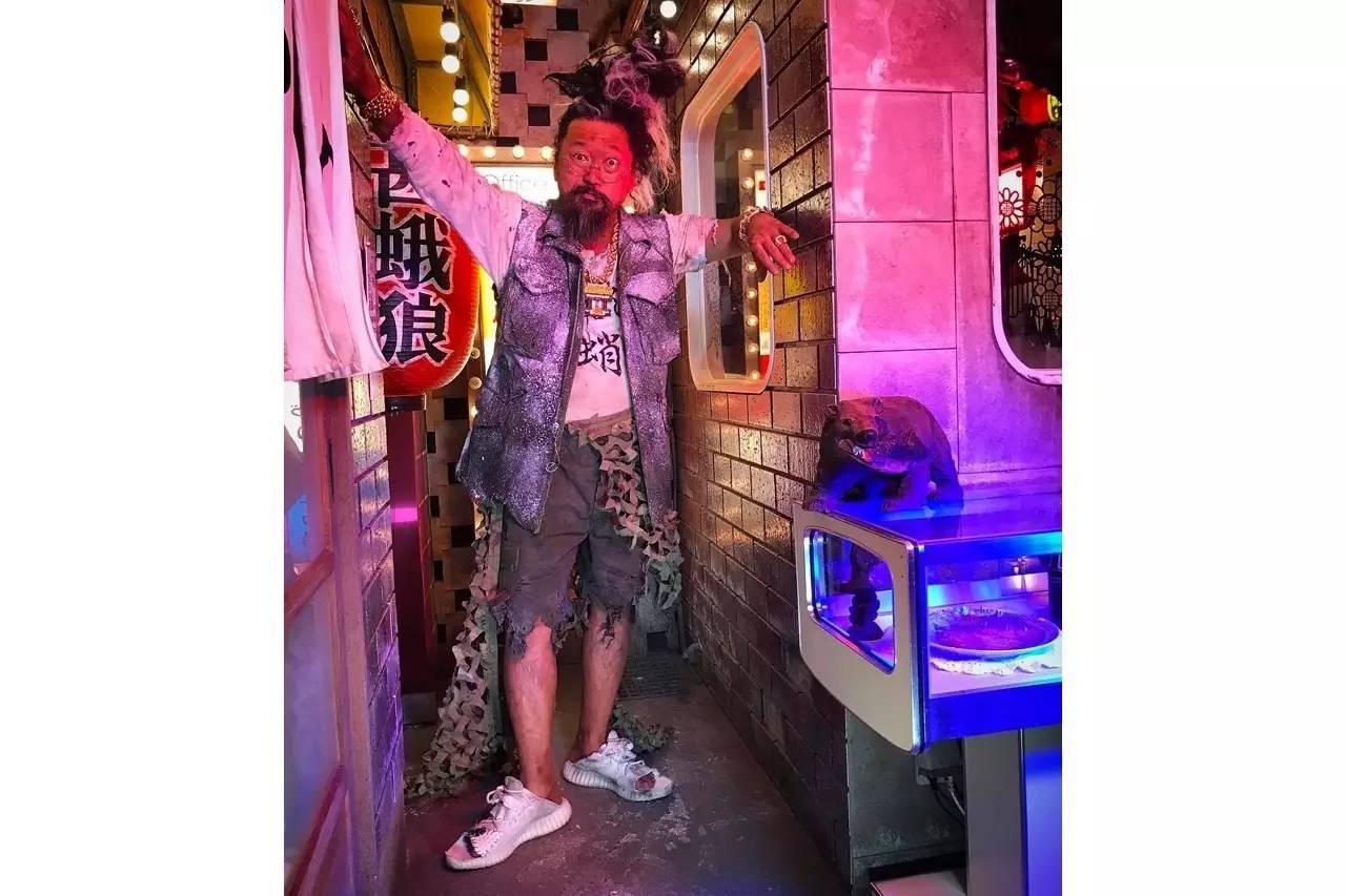还在穿“球鞋+袜子的臭脚套装”？会玩的都开始秀凉鞋了！