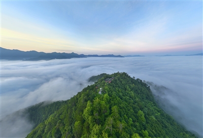青山隐雾 翠意朦胧