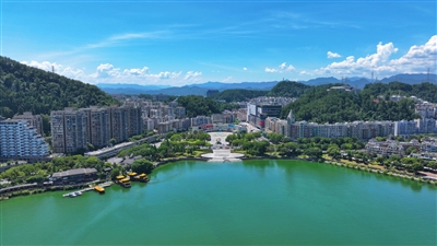一湖消暑意