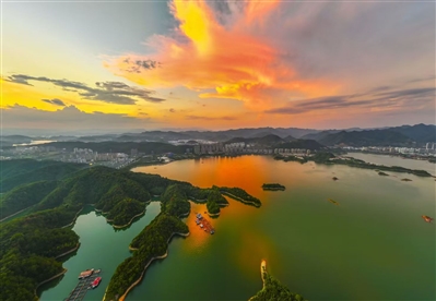 千岛湖晚霞染碧波