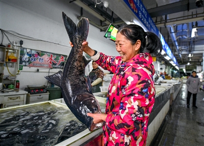 鲜鱼俏销 喜迎新春