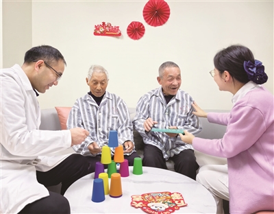 医护人员陪住院老人温暖迎新春