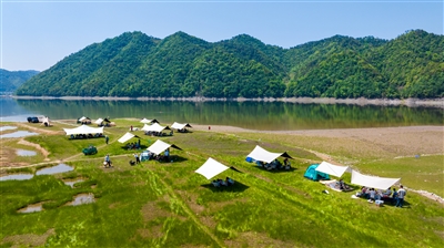 湖畔露营春意浓