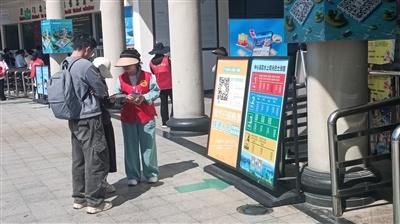 “五一”湖区“志愿红” 点亮文明旅游“风景线”