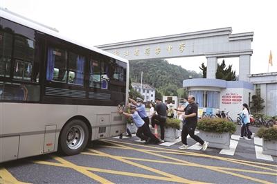警民联手“挪”出畅行通道