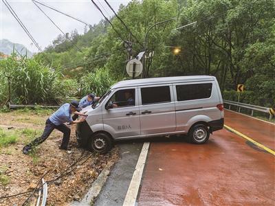 交警秒变“推车侠”护一路平安