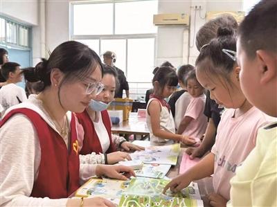 体验传统扎染工艺 感受非遗文化