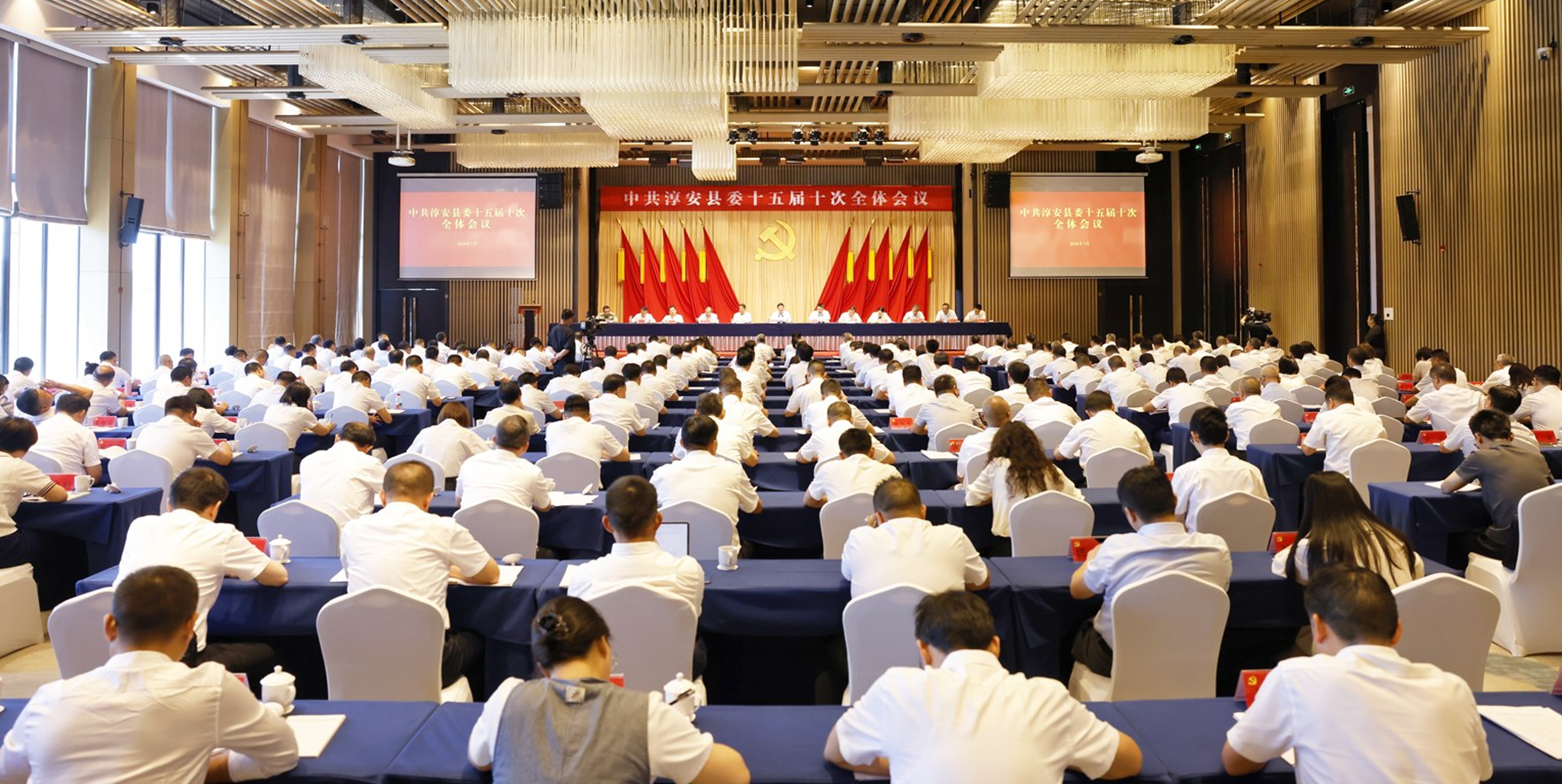 县委十五届十次全体会议召开 深入践行“八八战略” 创新引领 六干争先 圆满完成全年经济社会发展目标任务 努力打造践行“绿水青山就是金山银山”理念示范样板 县委常委会主持 听取杨泽伟受县委常委会委托作的工作报告