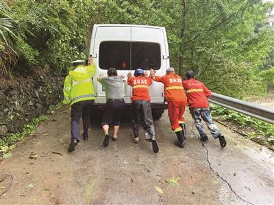 险情面前显担当 警民合力推移故障面包车保道路安全