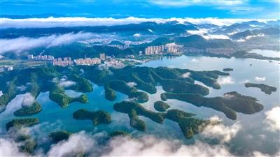 云海入湖山