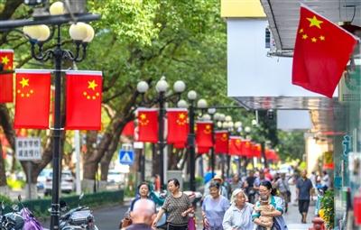 国庆“中国红”铺满千岛湖镇