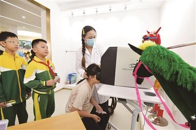 体检进校园 护航学生成长