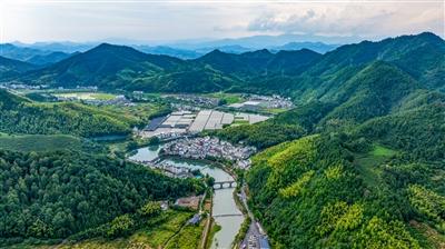 山水环抱 日子拔节
